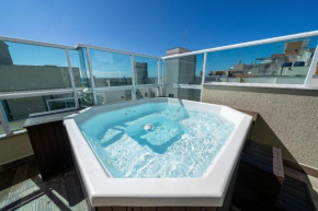323 - Cobertura com 03 dormitórios e Jacuzzi, apenas a 50m da praia de Bombas